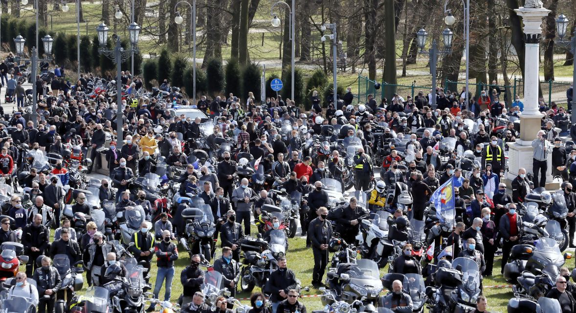 Motocyklowy Zlot Gwiaździsty na Jasnej Górze. Jeden z naszych rozmówców irytuje się: &quot;W szczycie pandemii przyjeżdża kilka tysięcy motocyklistów, a policjantka mówi, że cieszy się, że mogą się spotkać w tak licznym gronie&quot;