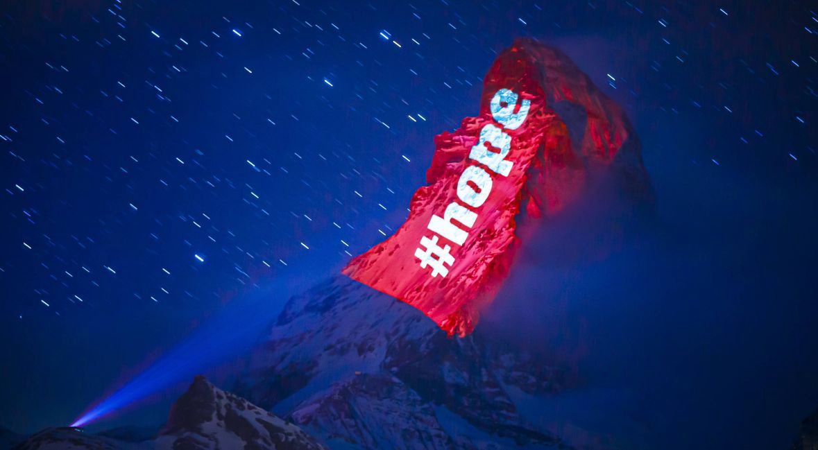&quot;Nadzieja&quot; – Matterhorn oświetlony przez szwajcarskiego artystę Gerry’ego Hofstettera. Celem było wsparcie ludziom, którzy zarazili się koronawirusem. 26 marca 2020 roku