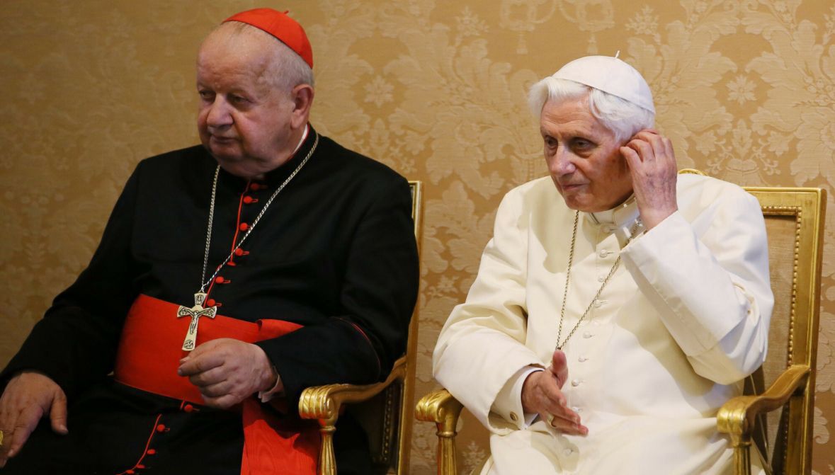 Ks. Lemański: &quot; Proszę pamiętać, że to nie Jan Paweł II, ale Ratzinger, już jako papież Benedykt XVI, uczynił Stanisława Dziwisza kardynałem. Chyba by go raczej odsunął, niż udzielił mu takiego wywyższenia, jeśli Dziwisz byłby rzeczywiście takim czarnym charakterem Kościoła, prawda?&quot;. (Na zdjęciu kard. Dziwisz i papież emeryt Benedykt XVI)