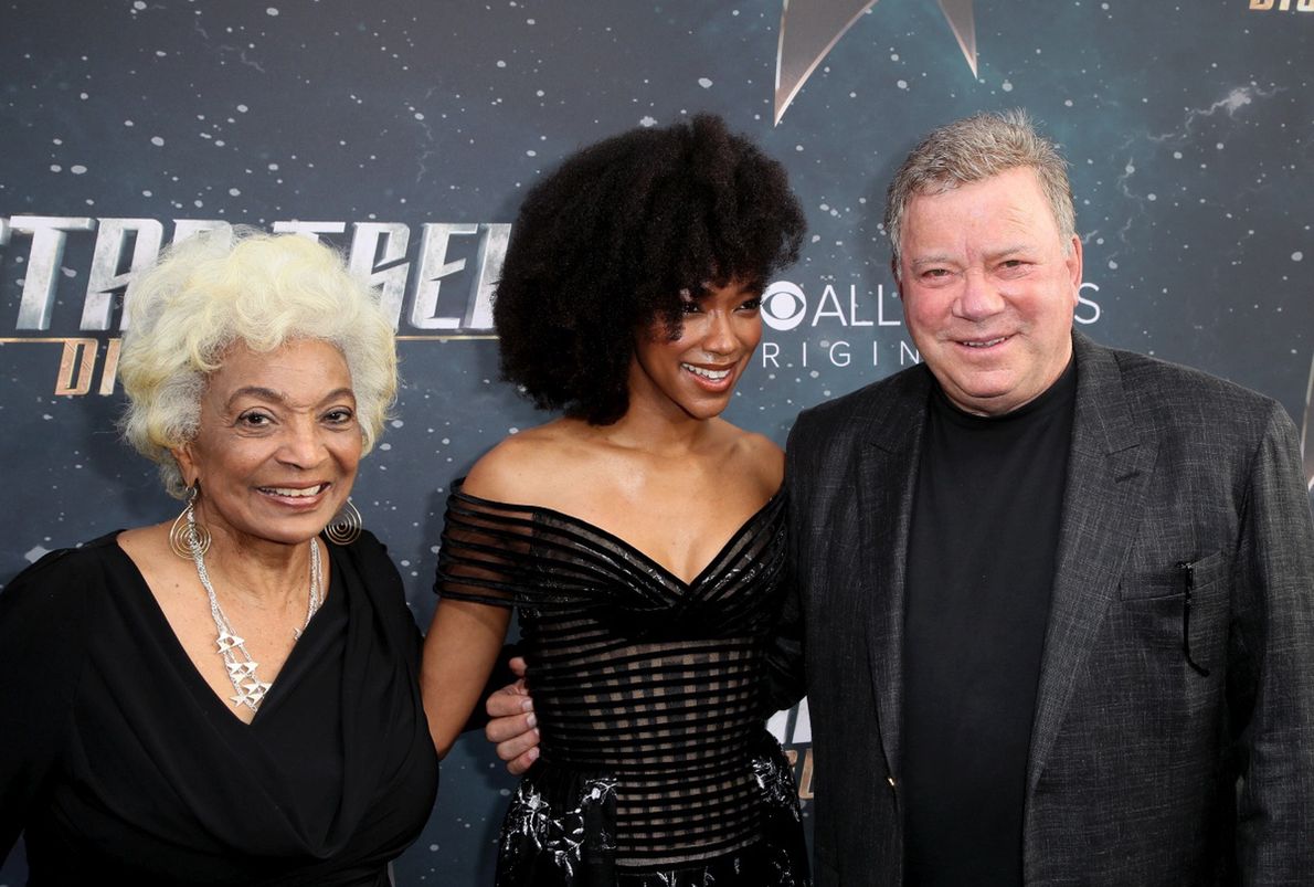 Gwiazda Star Trek: Discovery Sonequa Martin Green (w środku) oraz bohaterowie pierwszego pocałunku w TV między osobami o różnym kolorze skóry - Nichelle Nichols i William Shatner