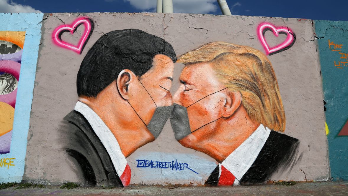 Berliński mural z prezydentami Xi Jinpingiem i Donaldem Trumpem