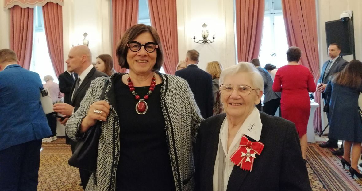 Zofia Hołub (z prawej) po otrzymaniu Orderu Odrodzenia Polski z Anną Azari, ambasador Izraela