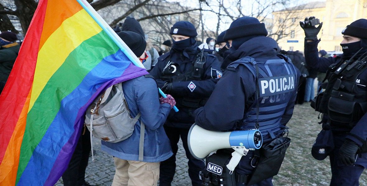 Protest przeciwko policyjnej przemocy przed siedzibą stołecznej policji w Pałacu Mostowskich