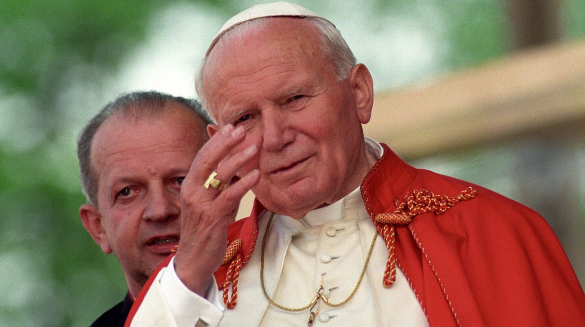 Papież Jan Paweł II i jego osobisty sekretarz ks. prałat Stanisław Dziwisz. V pielgrzymka do Polski. Żywiec, 22 maja 1995 roku