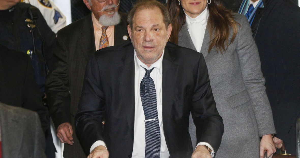 Nowy Jork, 21 lutego 2020 roku. Harvey Weinstein wychodzi z sądu. Właśnie przyznał się do pięciu aktów gwałtu i napaści na tle seksualnym. W kilka tygodni później został skazany na 23 lata więzienia
