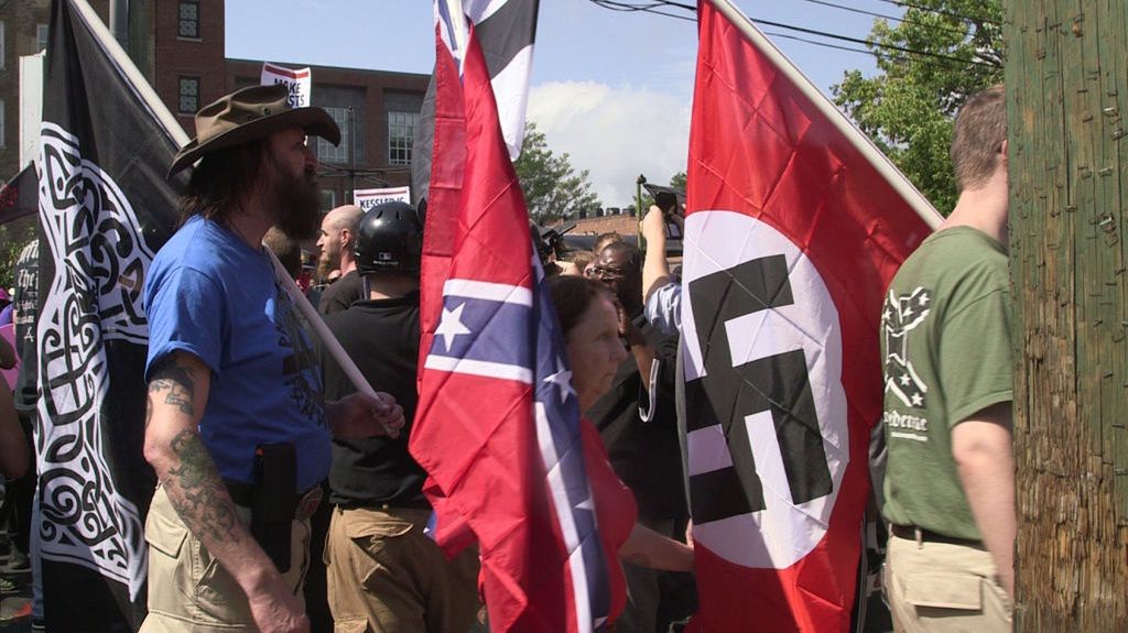 12 sierpnia 2017, Charlottesville, Virginia. Marsz rasistów i neonazistów z flagami III Rzeszy i tzw. flagami konfederacji