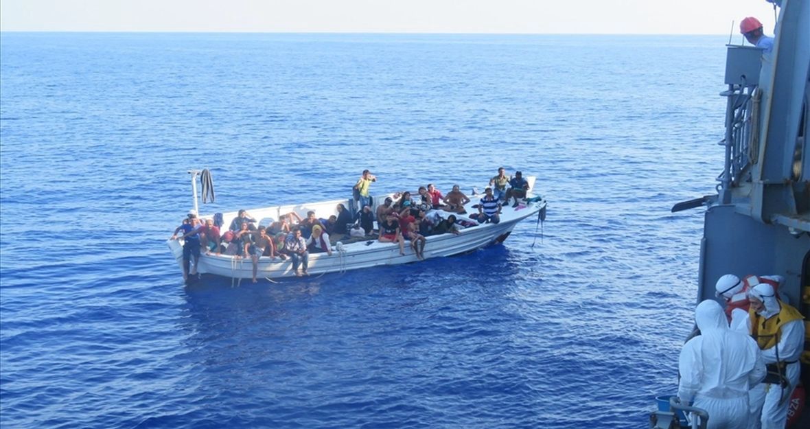 Turecka fregata zatrzymuje łódź z syryjskimi uchodźcami, którzy próbowali wydostać się z Libanu. Wrzesień 2020 roku