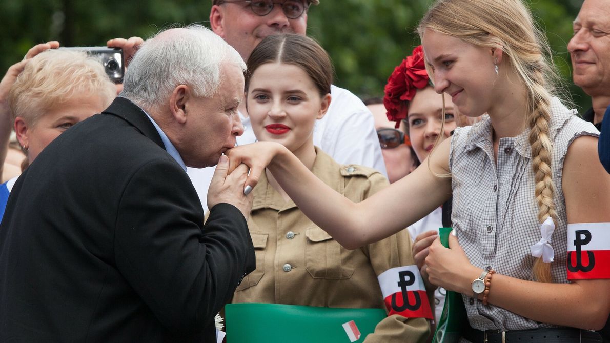 Jarosław Kaczyński jest znany z maniery całowania kobiet i dziewcząt w rękę