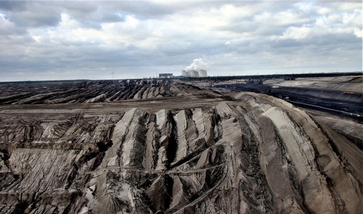 Kopalnia węgla brunatnego w Jaenschwalde. Budowa kopalni odkrywkowej wiąże się z ogromną dewastacją środowiska