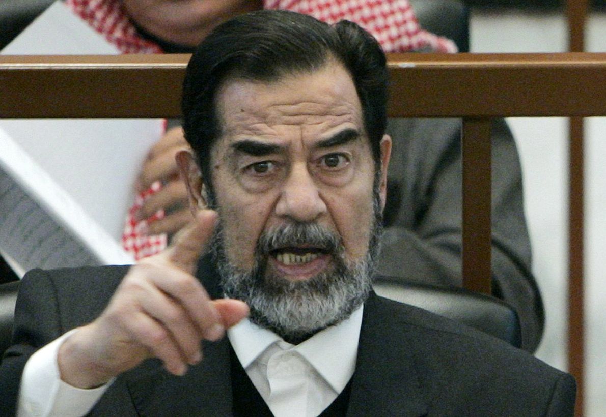 Saddam Husajn podczas procesu o ludobójstwo Kurdów. Bagdad, 2006 rok