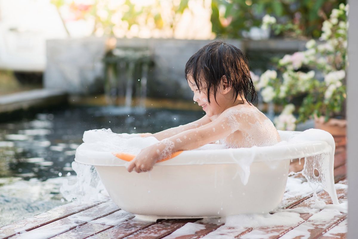 Японская мама в ванне. Купание азиатские мальчиков. Корейский ребёнок в ванне. Bath для детей. Купание азиатских младенцев.