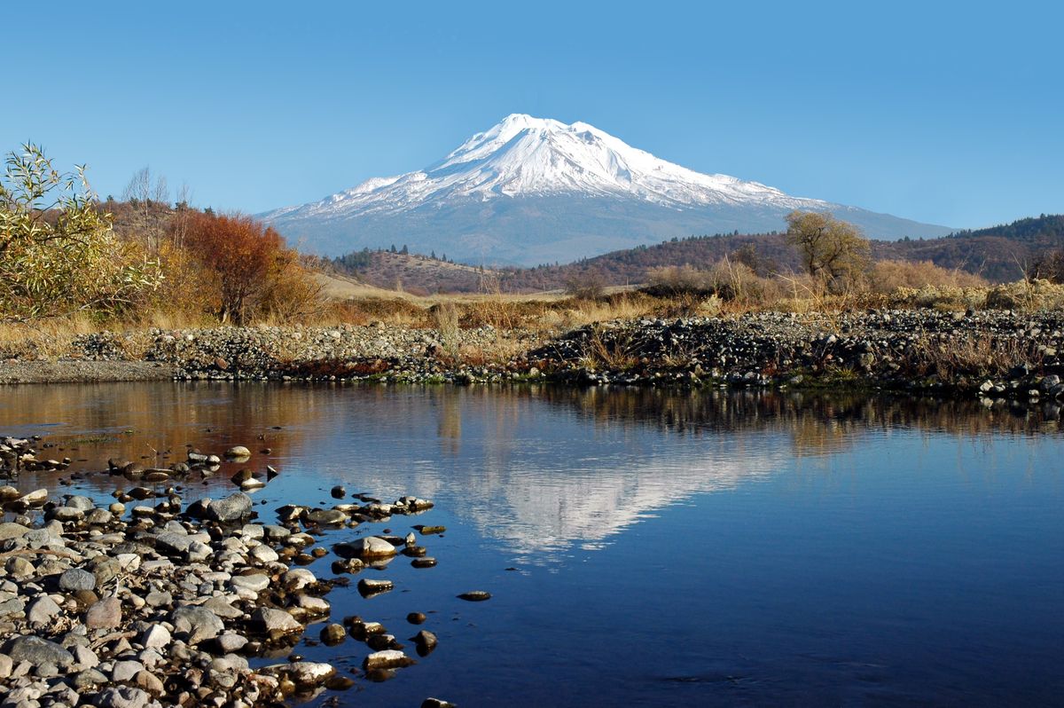 Climber falls on Mount Shasta, crawls to shelter overnight