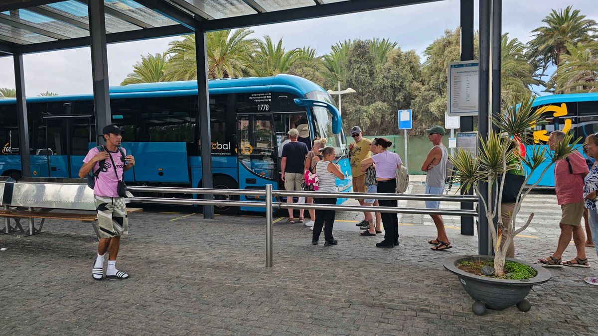 Fines of 4,000 euros for disrupting bus service on Lanzarote