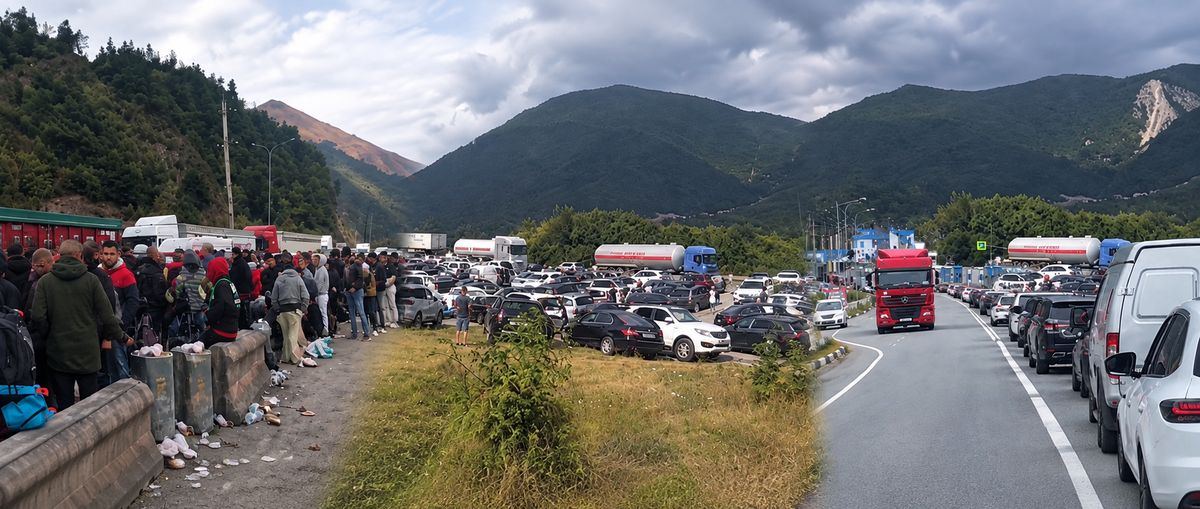Russians disbelieve Putin: queues grow at Georgia border