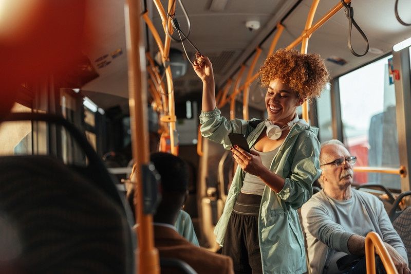 Mandaty za hałas w brytyjskich autobusach: rząd zaostrza przepisy