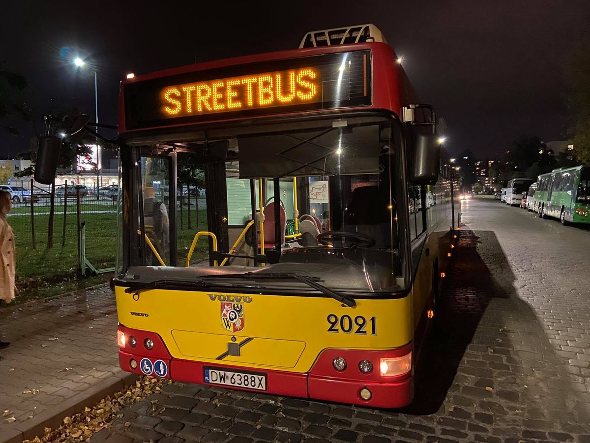 Wroclaw, Wroclaw, Polonia. 5 ottobre 2023. I primi autobus del marchio  ungherese ''Ikarus'' sono apparsi per le strade di WrocÅ‚aw 42 anni fa. Il  5 ottobre 2023, una delle copie appartenenti al