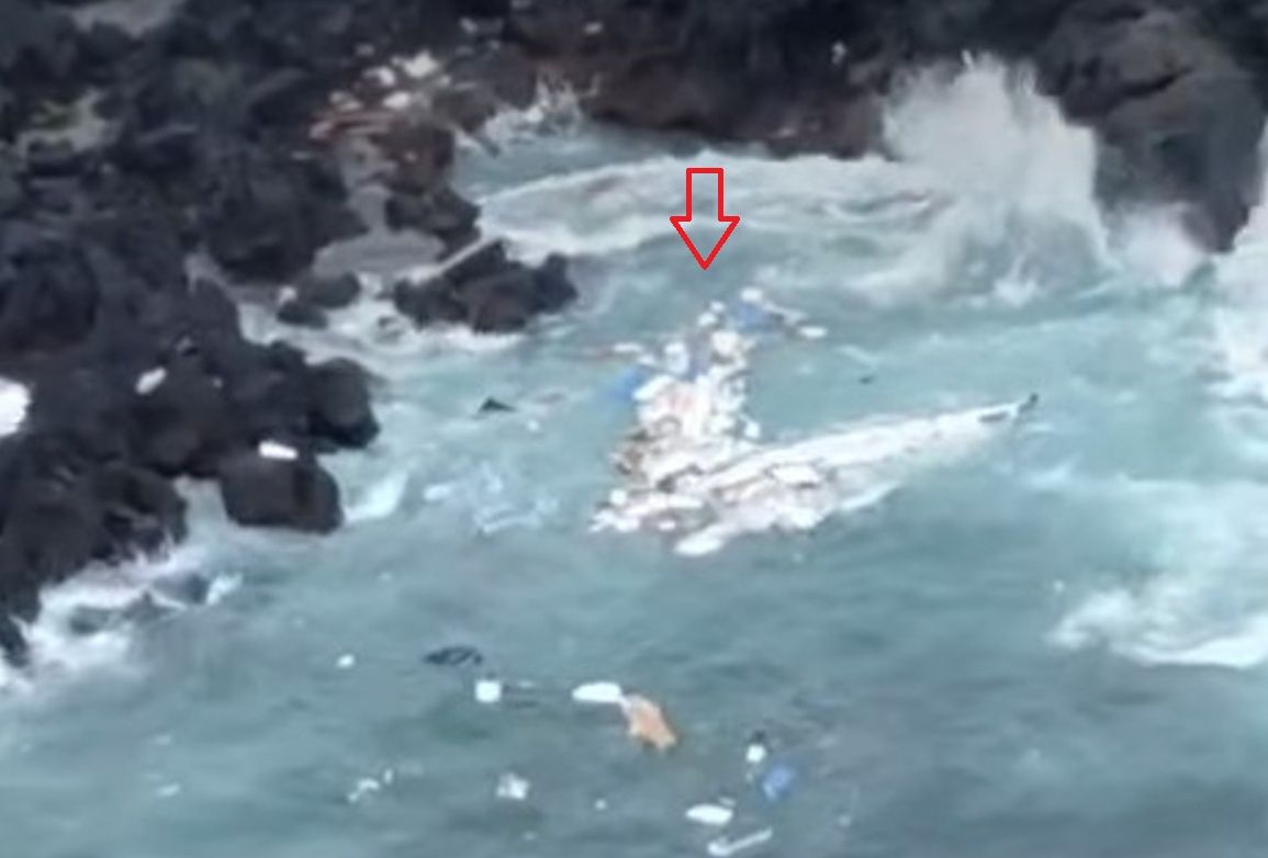 Sailing yacht crashes on rocks near Lanzarote, five injured