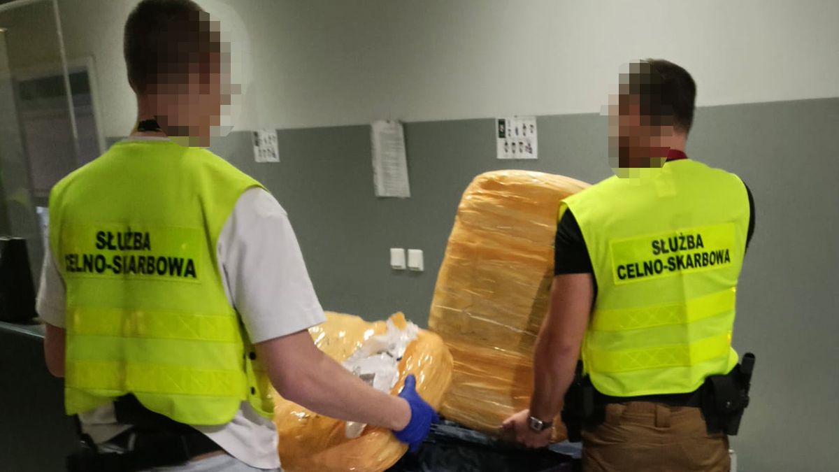 Prawie 45 kg marihuany w walizkach turysty na Lotnisku Chopina