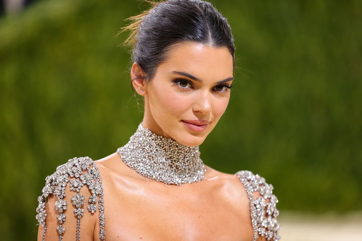 Syntetyczny 49 Obraz kendall jenner czerwona sukienka abzlocal.mx/pl