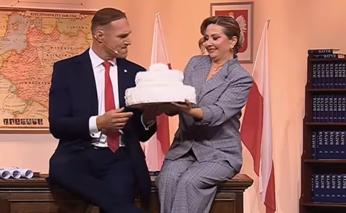 Kabaret wyśmiał Nawrocką: tort ze snusów i "wetomat" z Chin