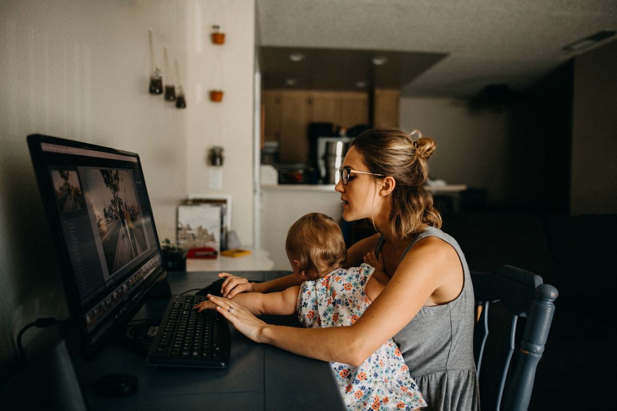 Motherhood destroys women's careers: "They work nights to prove their worth"