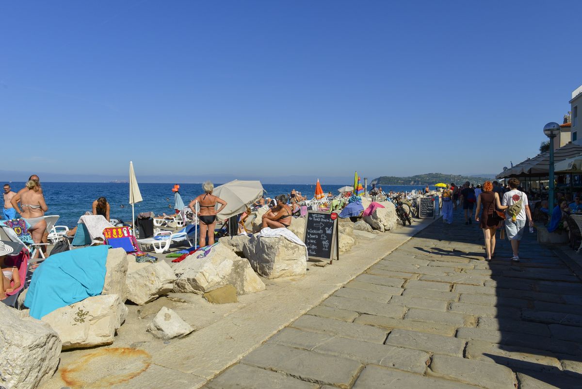 Słoweńskie wybrzeże Adriatyku: 22–23°C w morzu i tłumy turystów