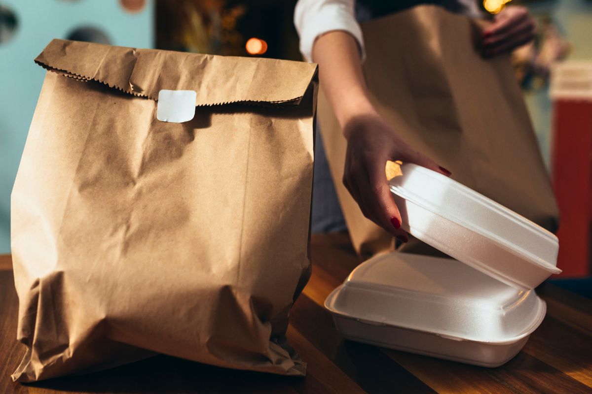 UE planuje obowiązek napełniania własnych pojemników w restauracjach bez opłat