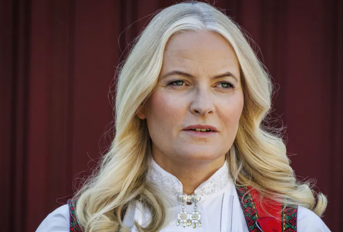 Woskowe figury Mette-Marit i Epsteina stanęły w centrum Oslo