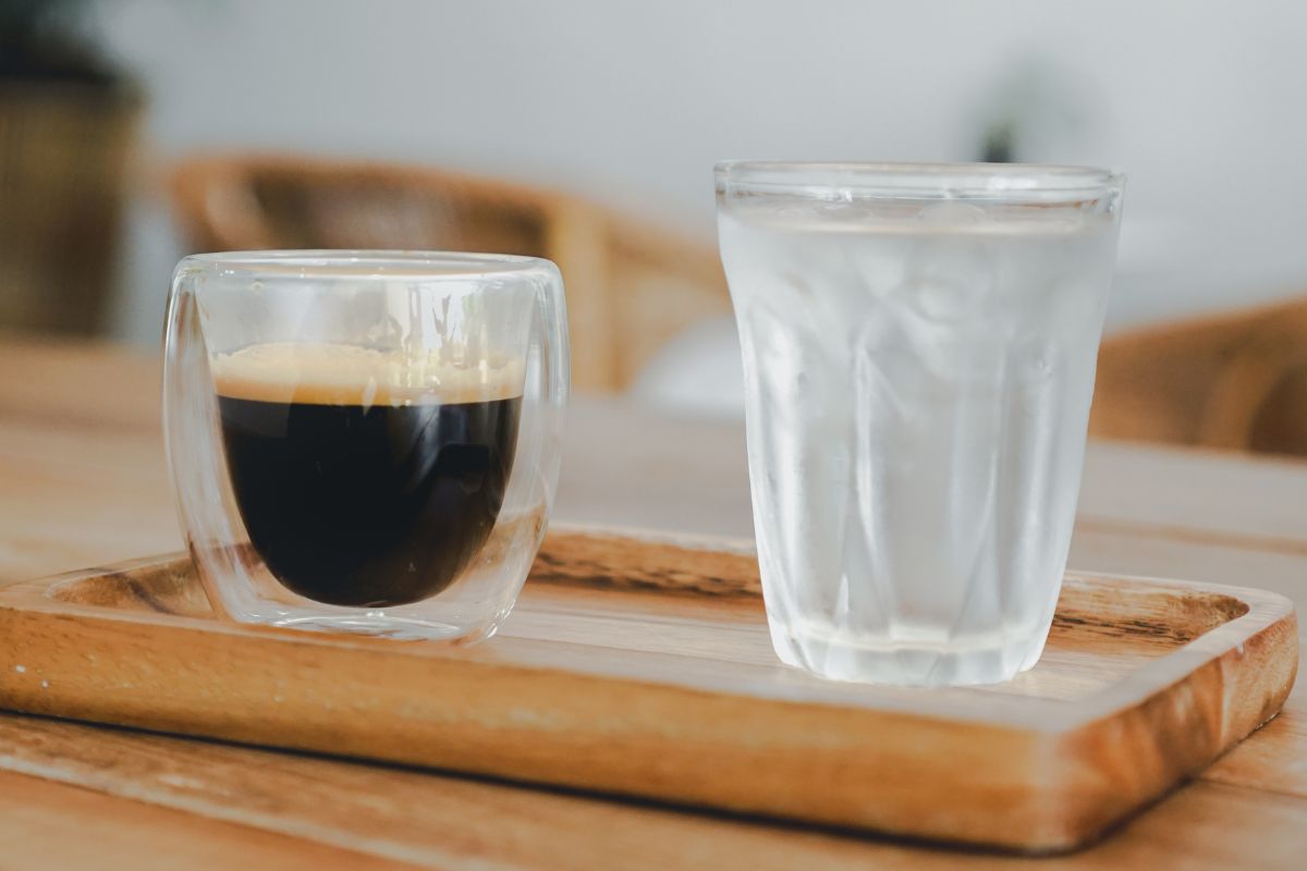 Woda do espresso: przed czy po? Barista wyjaśnia zasadę