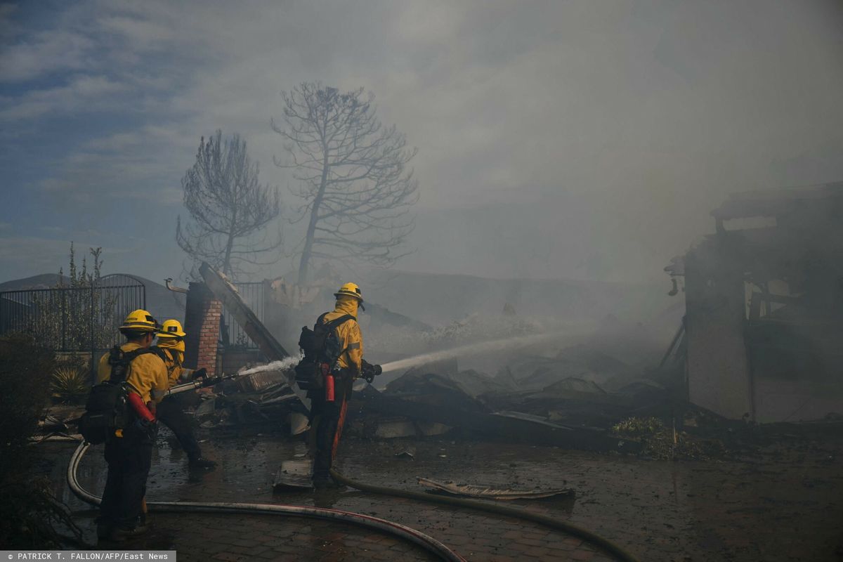 Pożary w Kalifornii docierają do domów w hrabstwie Orange, tysiące ewakuowanych
