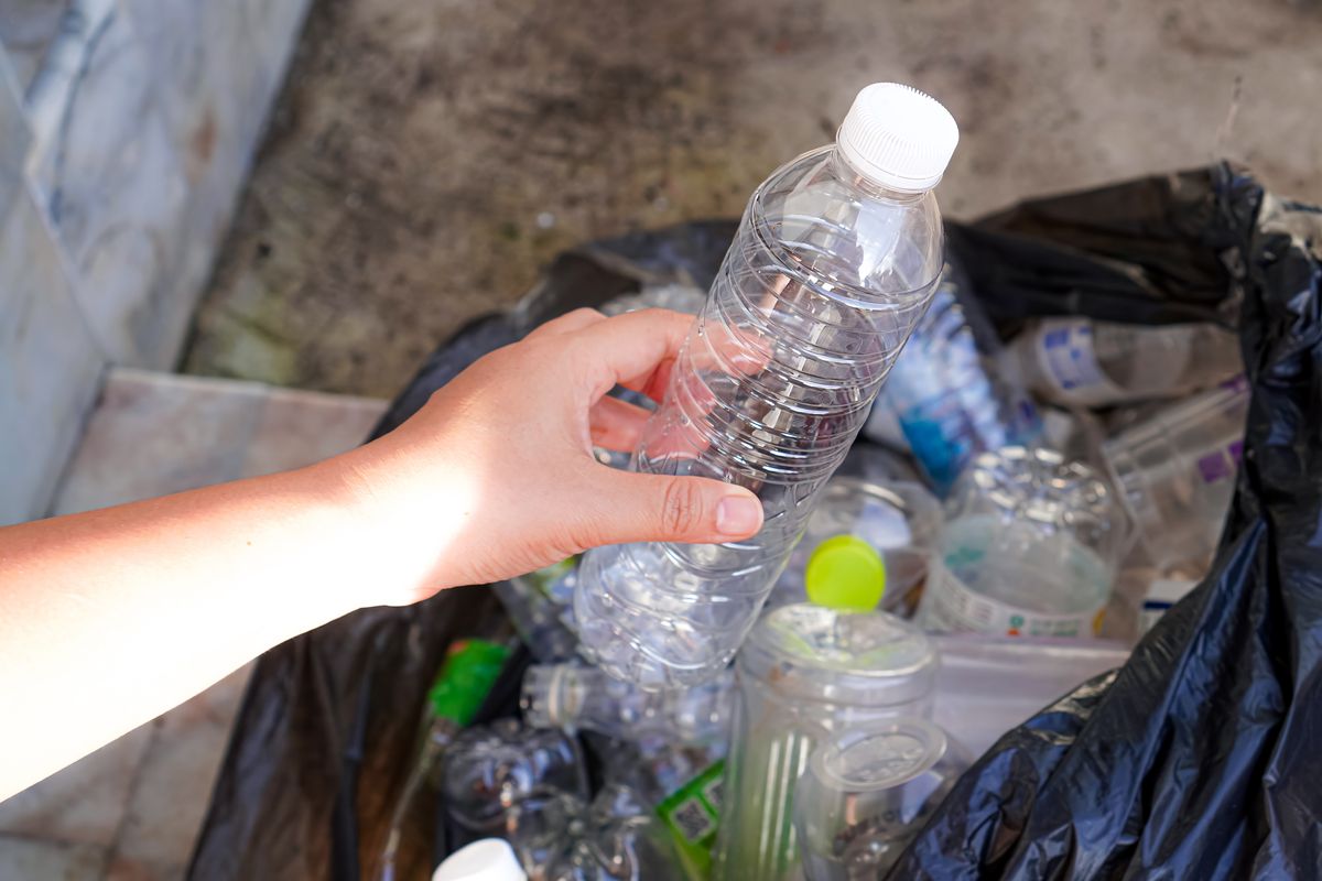 Żabka lets customers return bottles to couriers during online deliveries
