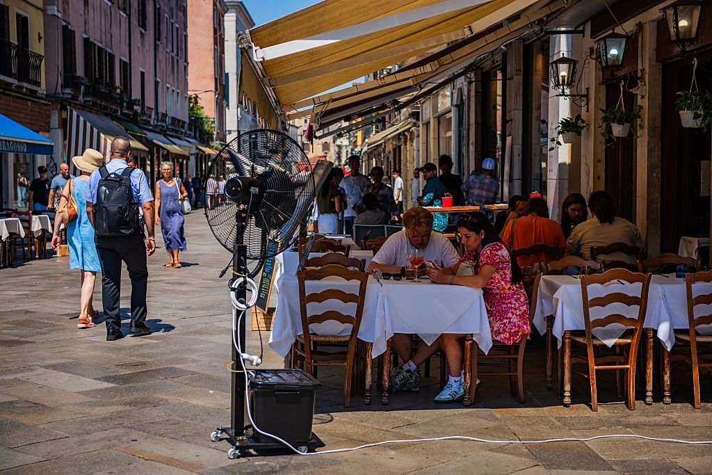 Child breaks Murano glass in Venice restaurant. Restaurant refuses payment