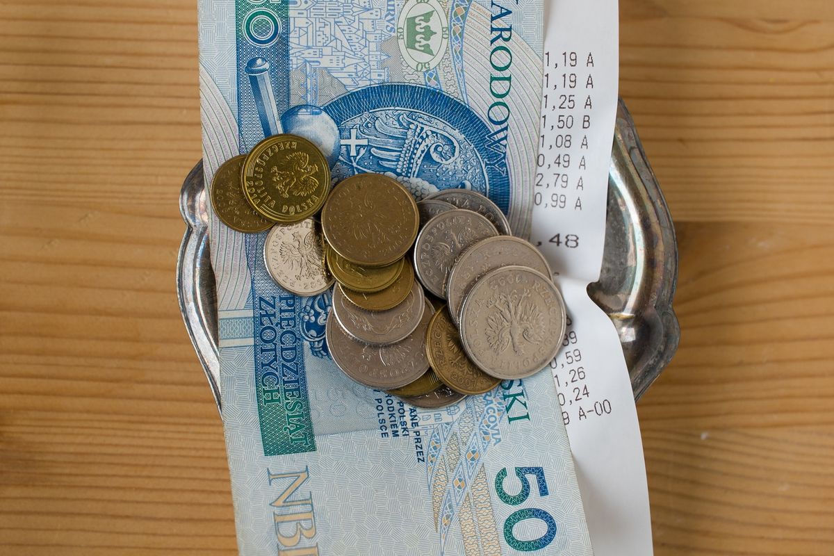 Warsaw upscale restaurant added 73 zloty service charge without asking