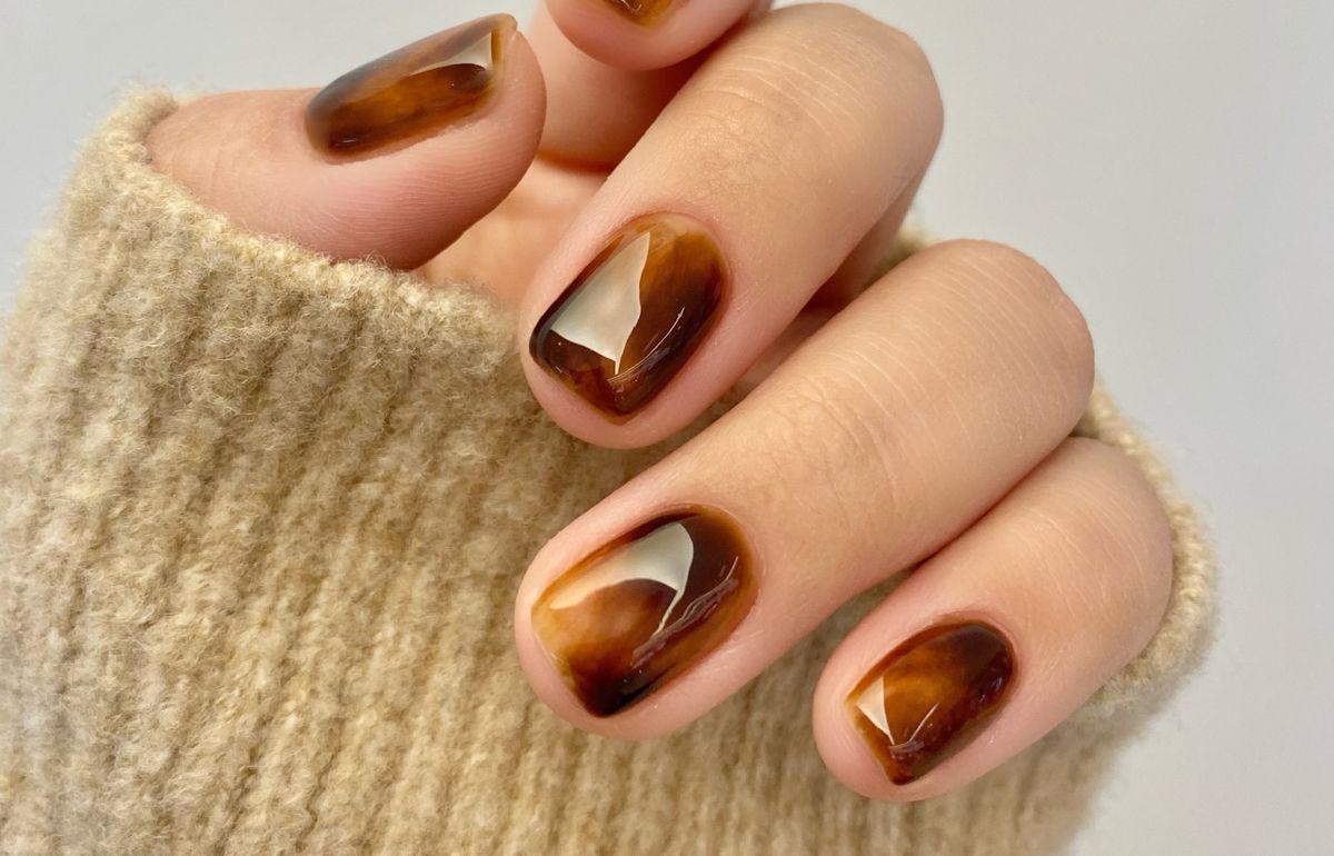 Amber nails: jesienne paznokcie inspirowane bursztynem to hit sezonu
