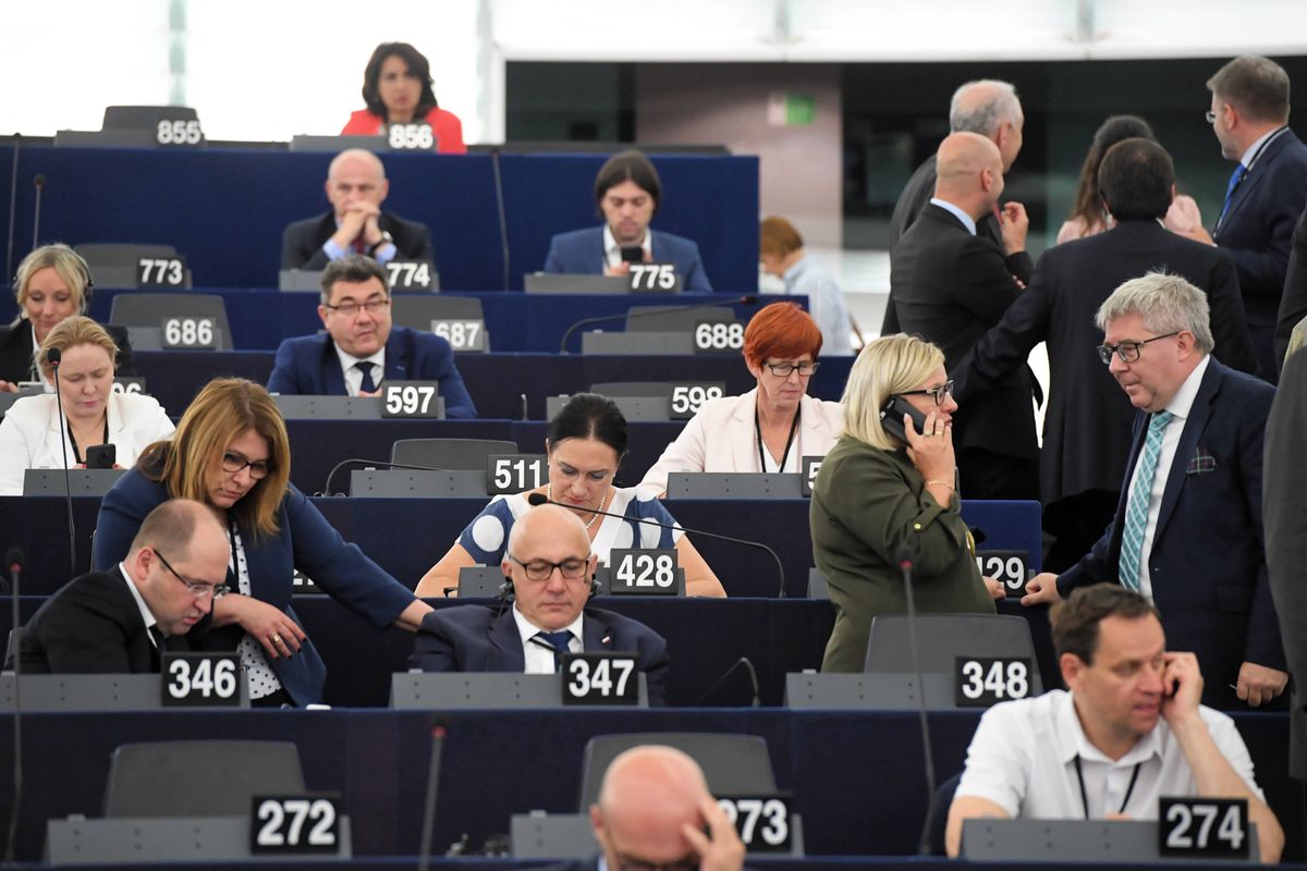 Komisja prawna PE za uchyleniem immunitetu czterem europosłom PiS- WP Wiadomosci