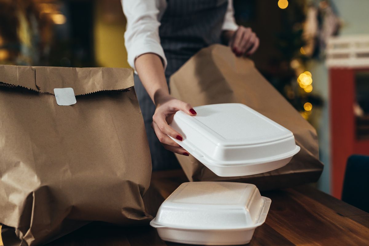 Restauracje muszą przyjmować własne kubki klientów: nowe unijne przepisy