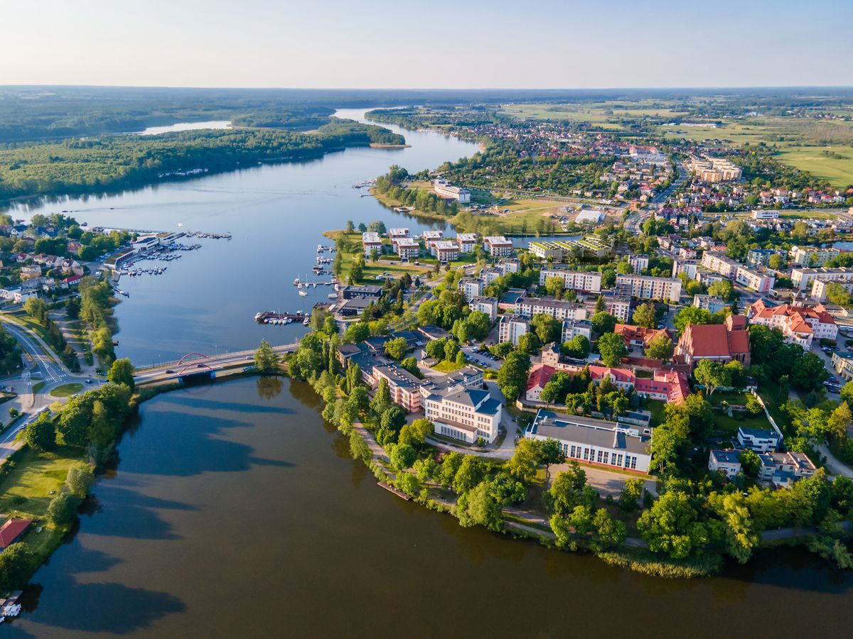 Iława przyciąga przede wszystkim miłośników sportów wodnych i aktywnego wypoczynku. 