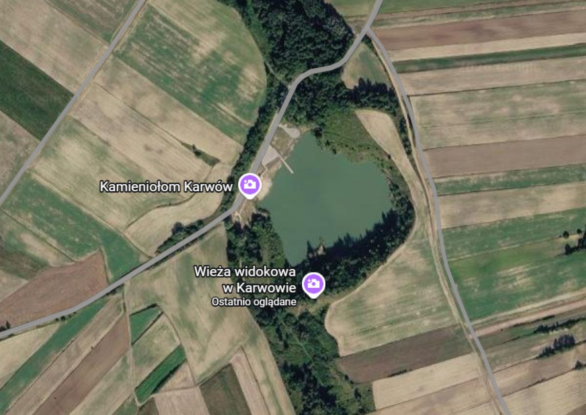 Nowa wieża widokowa w Karwowie: zbiornik w kamieniołomie z lotu ptaka