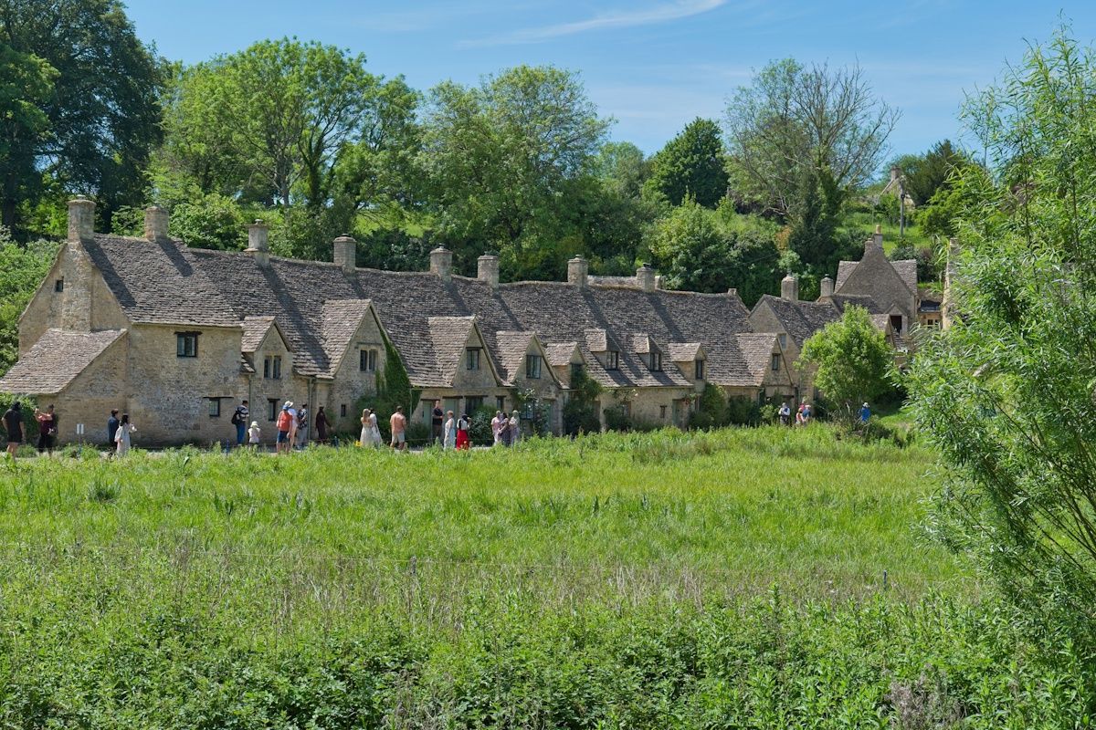 Bibury w Anglii: turyści zaglądają przez okna, mieszkańcy uciekają