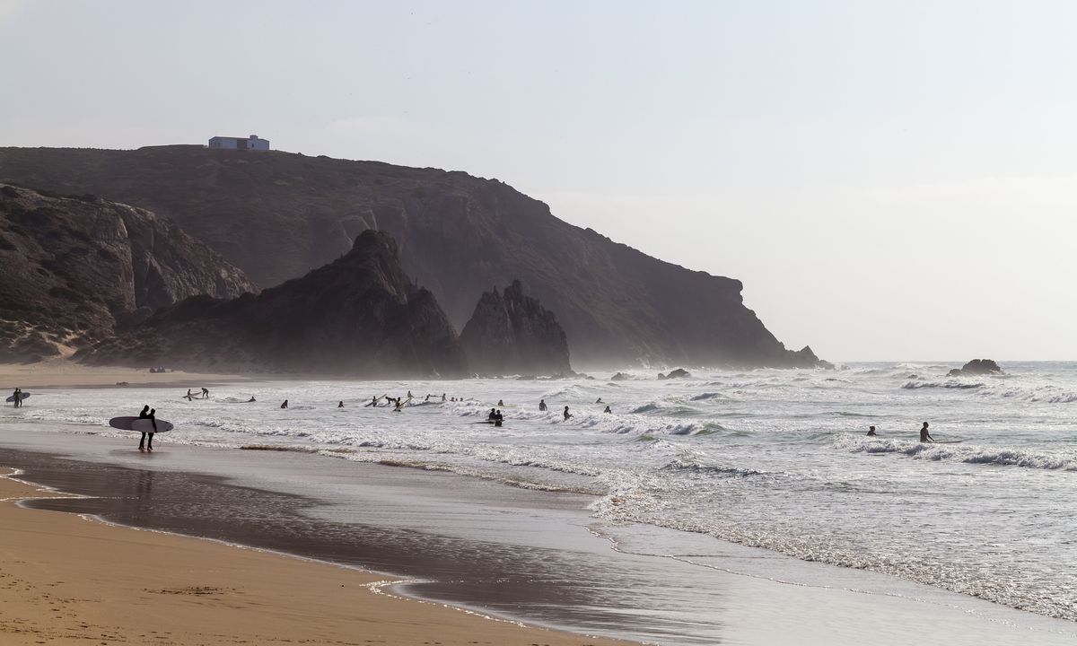 Brytyjski turysta spadł z klifu w Algarve, doznał urazu mózgu