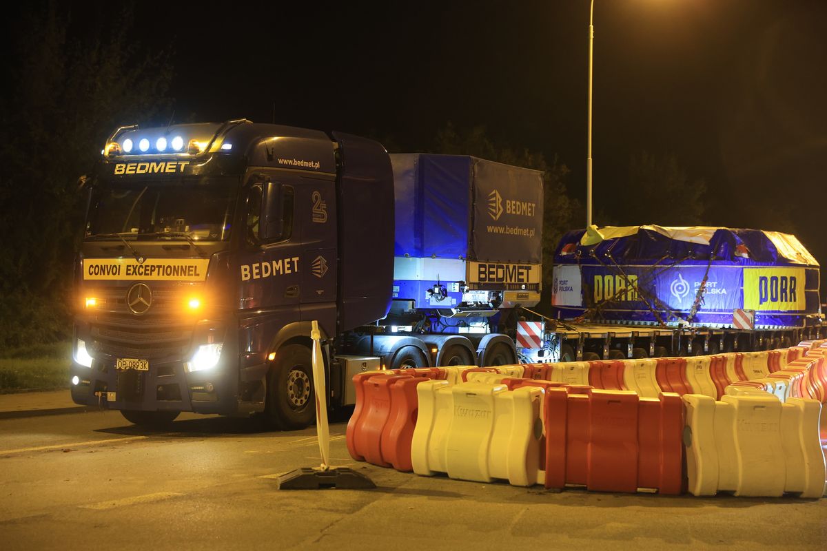 Do Łodzi dotarł 169-tonowy napęd maszyny drążącej tunel dla KDP