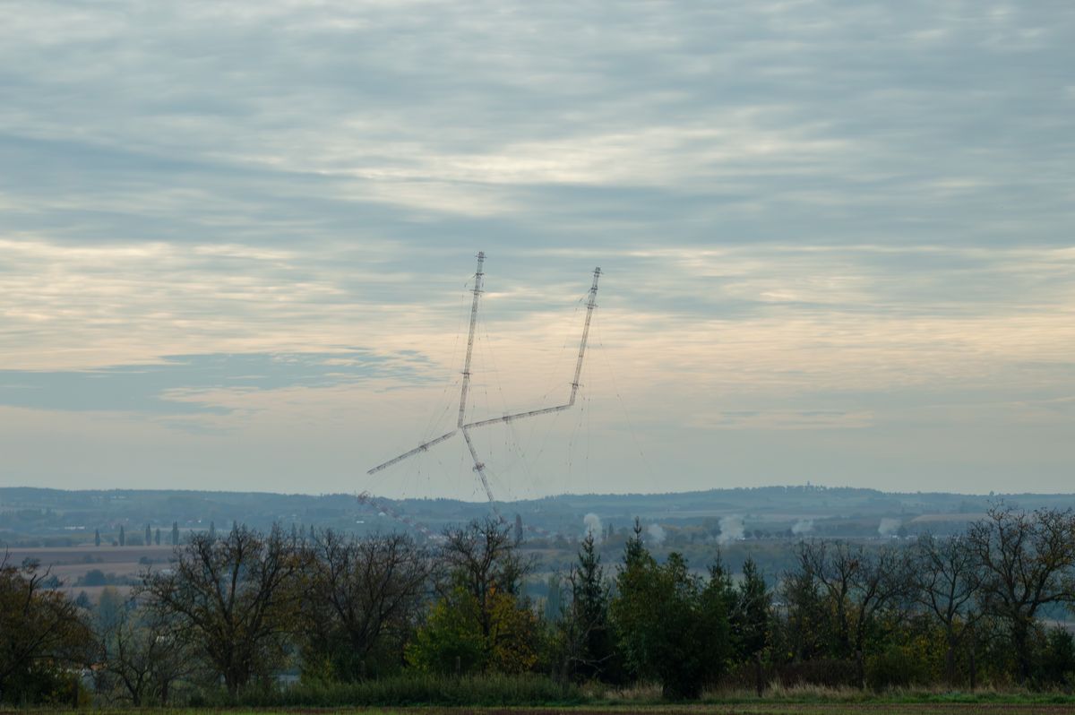 Czeskie wieże radiowe Liblice B wysadzone: 355 m runęło w kilka sekund