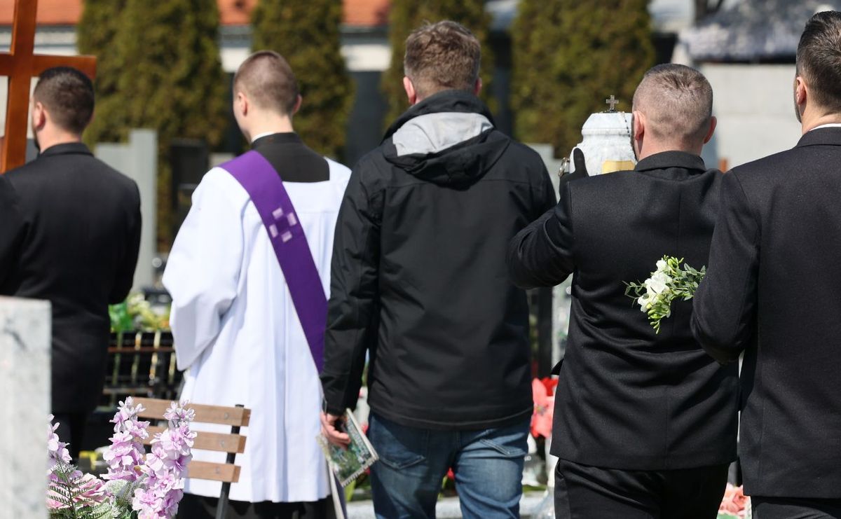 Odpust zupełny za zmarłych: ksiądz wyjaśnia, jak go uzyskać