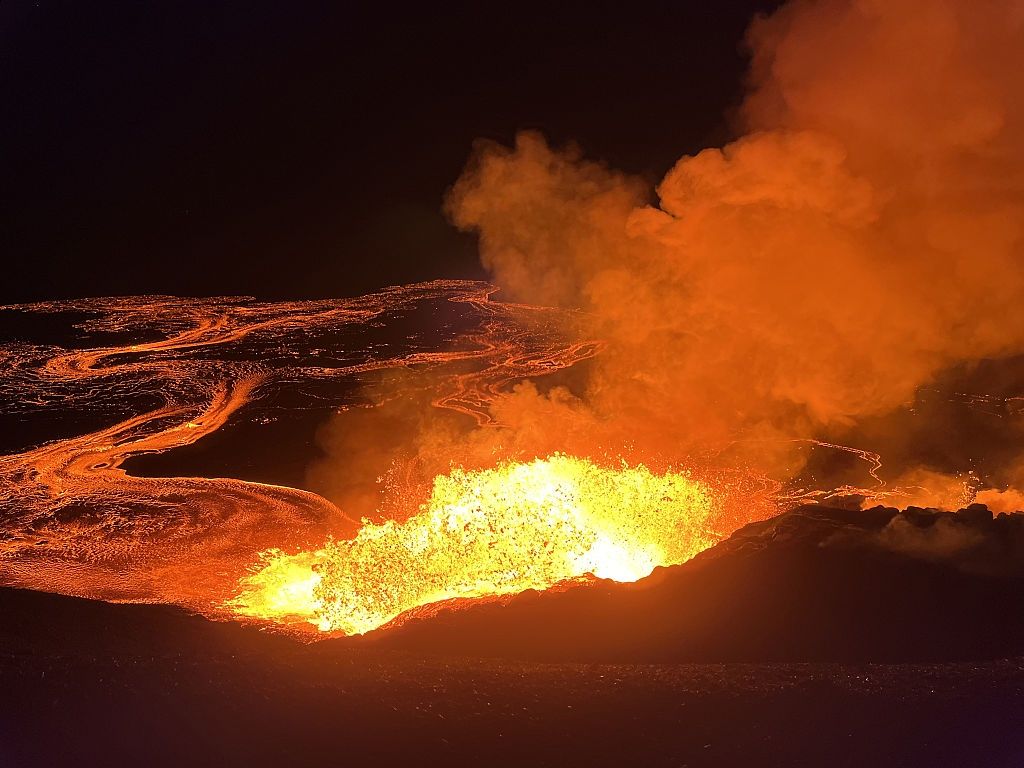 Kilauea volcano active again: tourist trails closed in Hawaii