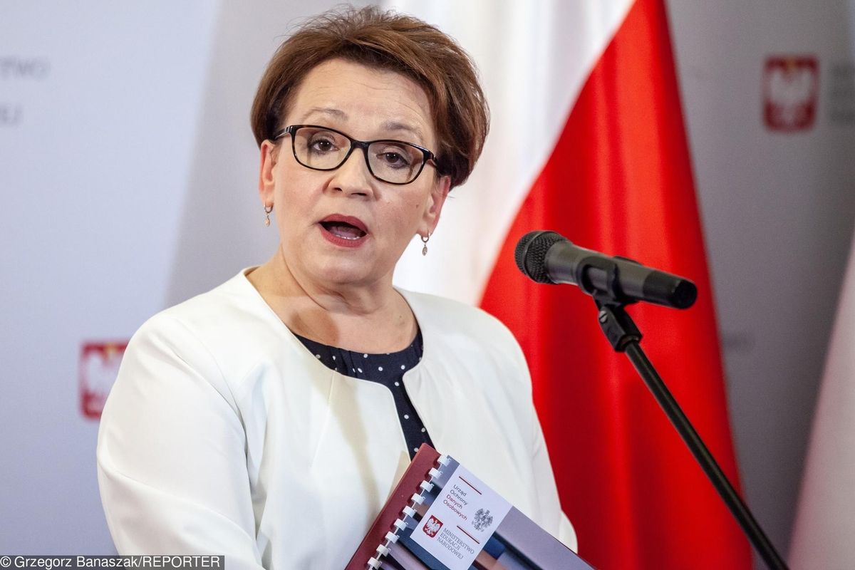 Gazeta Wyborcza": Dolnośląscy politycy PiS kradli ubrania z kontenerów PCK. Prokurator prowadząca sprawę rezygnuje - Money.pl