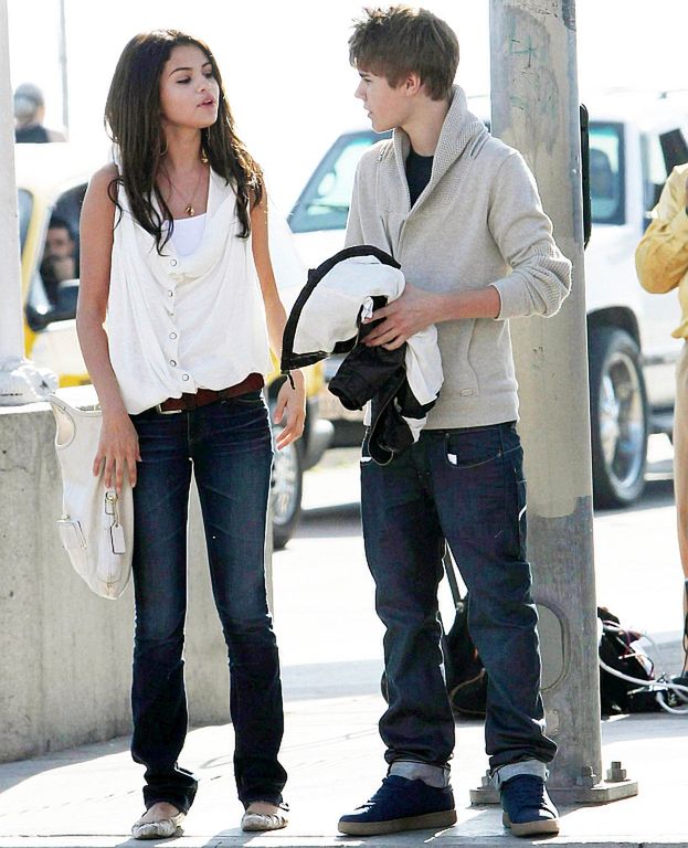 селена гомес и ее муж. девушка оглядывается. селена гомес с парнем. дилан миннетт и кэтрин лангфорд. влюбись в меня если осмелишься 2003.