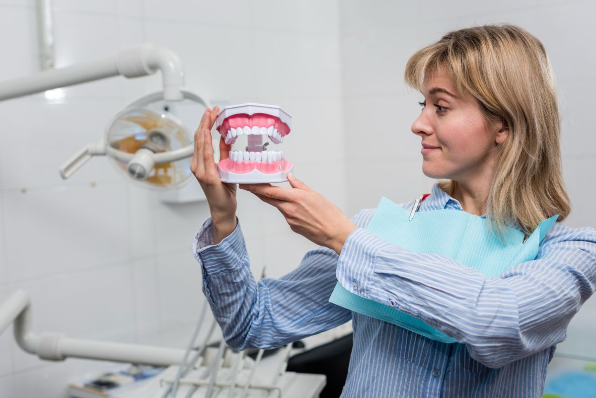 Ile kosztuje proteza na implantach i czy warto się na nią zdecydować?