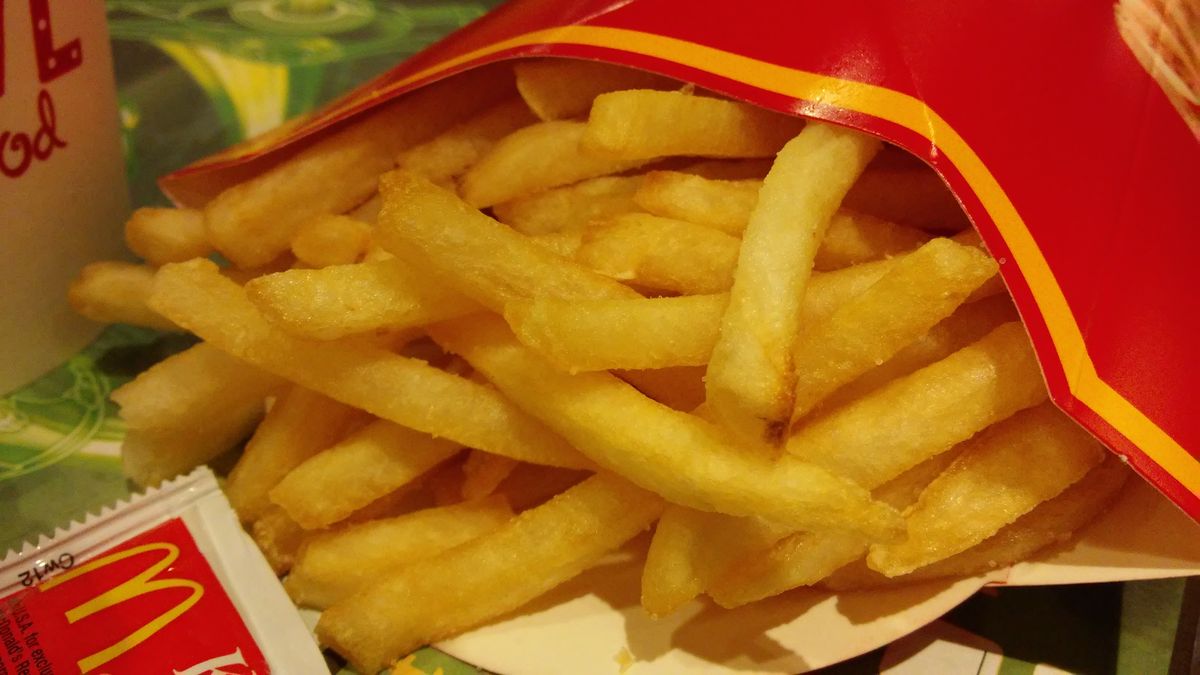 Ile Kcal Mają średnie Frytki Z Mcdonalda Ten jeden tajemniczy składnik decyduje o smaku frytek z McDonald’s - o2