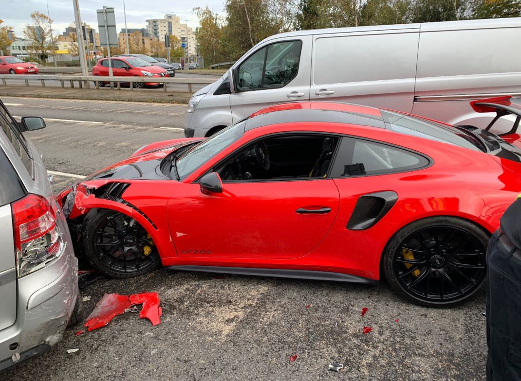 Nowiutkie Porsche 911 GT2 RS zostało rozbite podczas jazdy