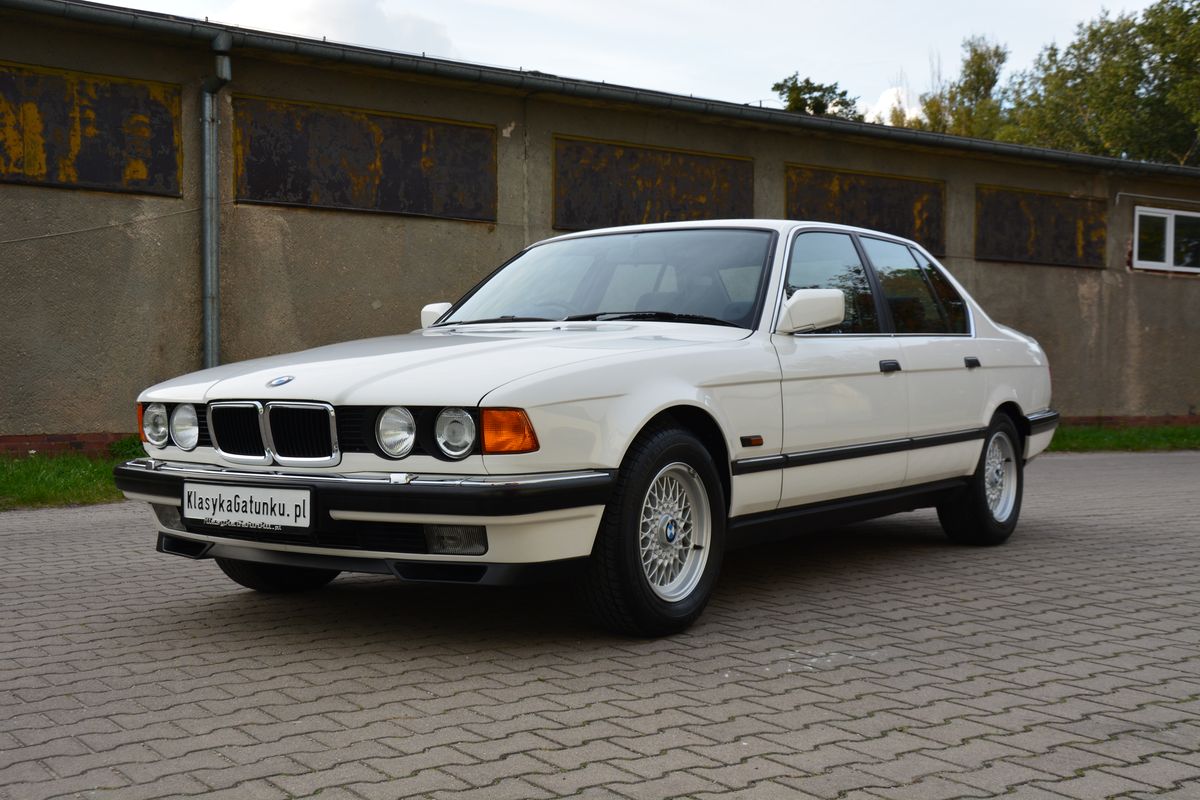 Prawie nowe BMW Serii 7 E32 na sprzedaż w Polsce. Przez 23